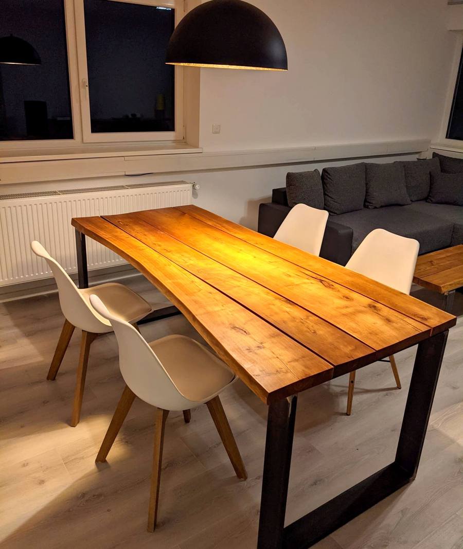 Massivholz-Esstisch mit Stahlgestell