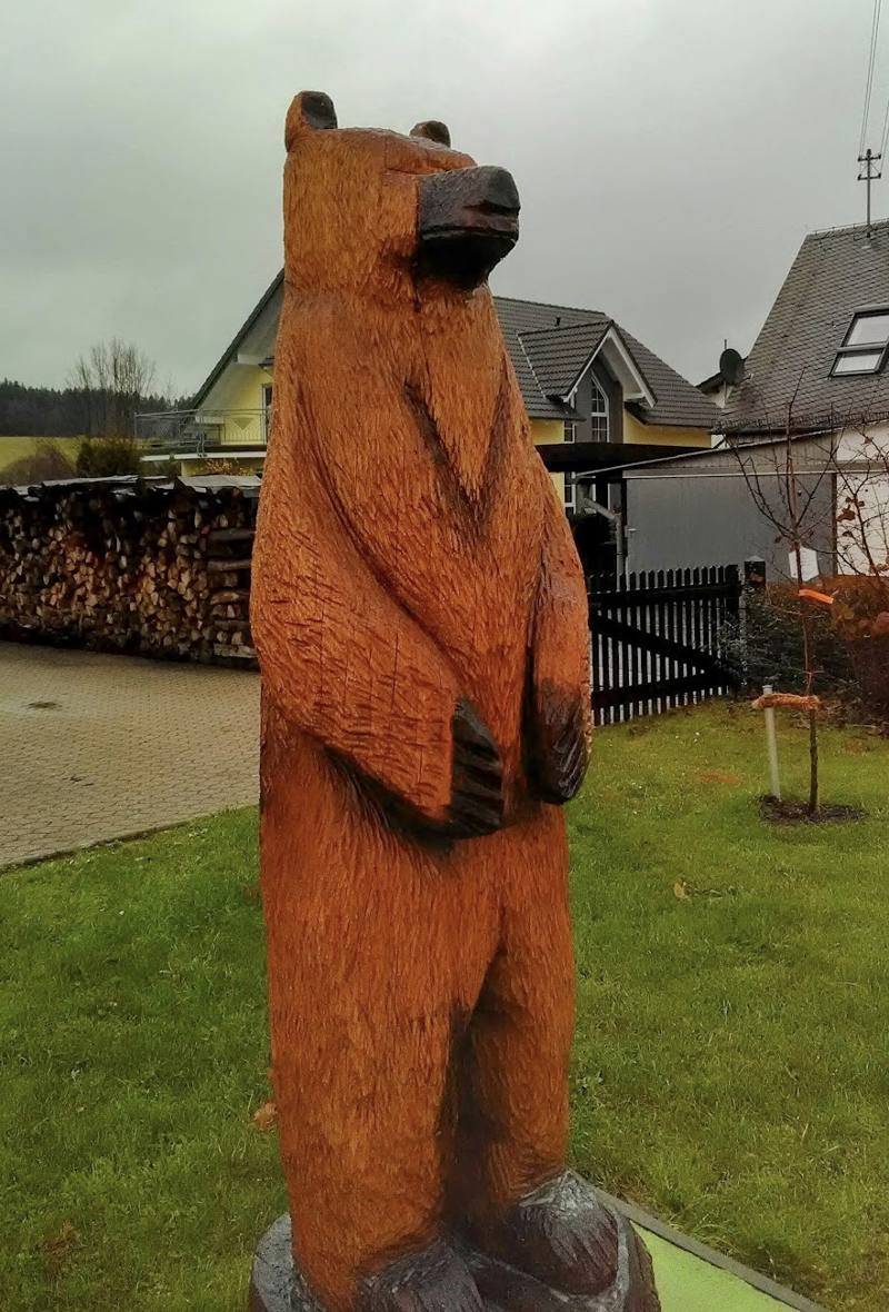 Handgeschnitzte Bärenskulptur aus Eiche