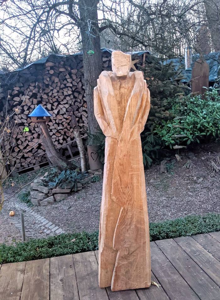 Freihand geschnitzte Holzfigur im Garten