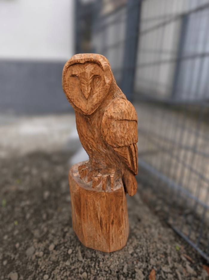 Handgeschnitzte Eulenskulptur aus Eiche