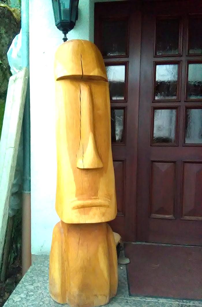 Skulptur eines stilisierten Kopfes aus Eiche