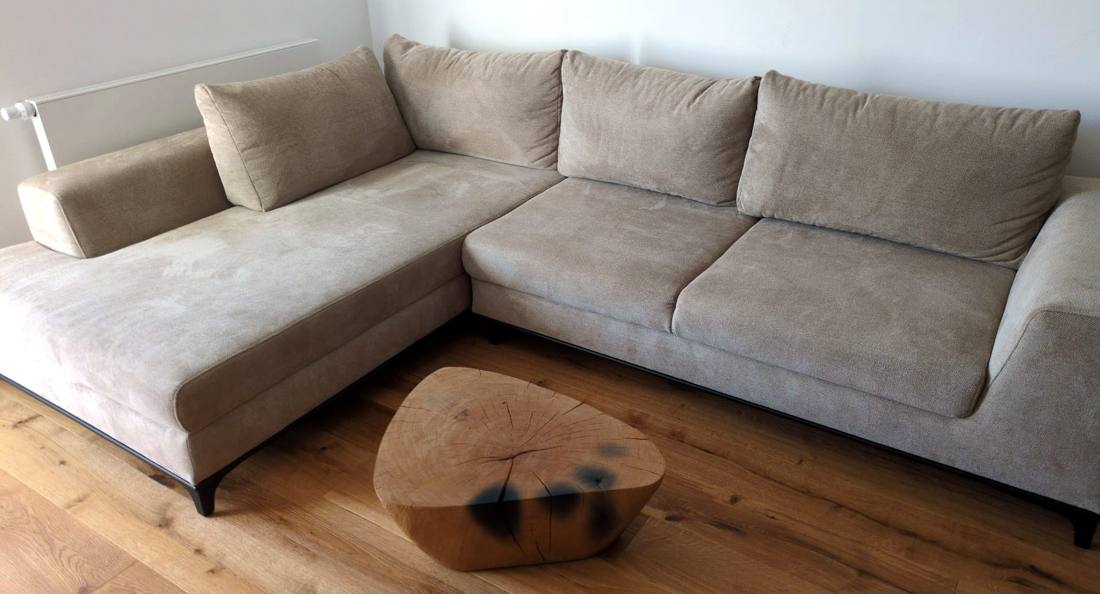 Organisch geformter Couchtisch aus massiver Eiche