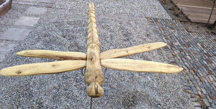 Holzskulptur einer Libelle