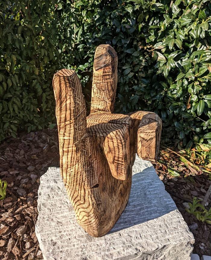 Freihand geschnitzte Handskulptur aus Holz