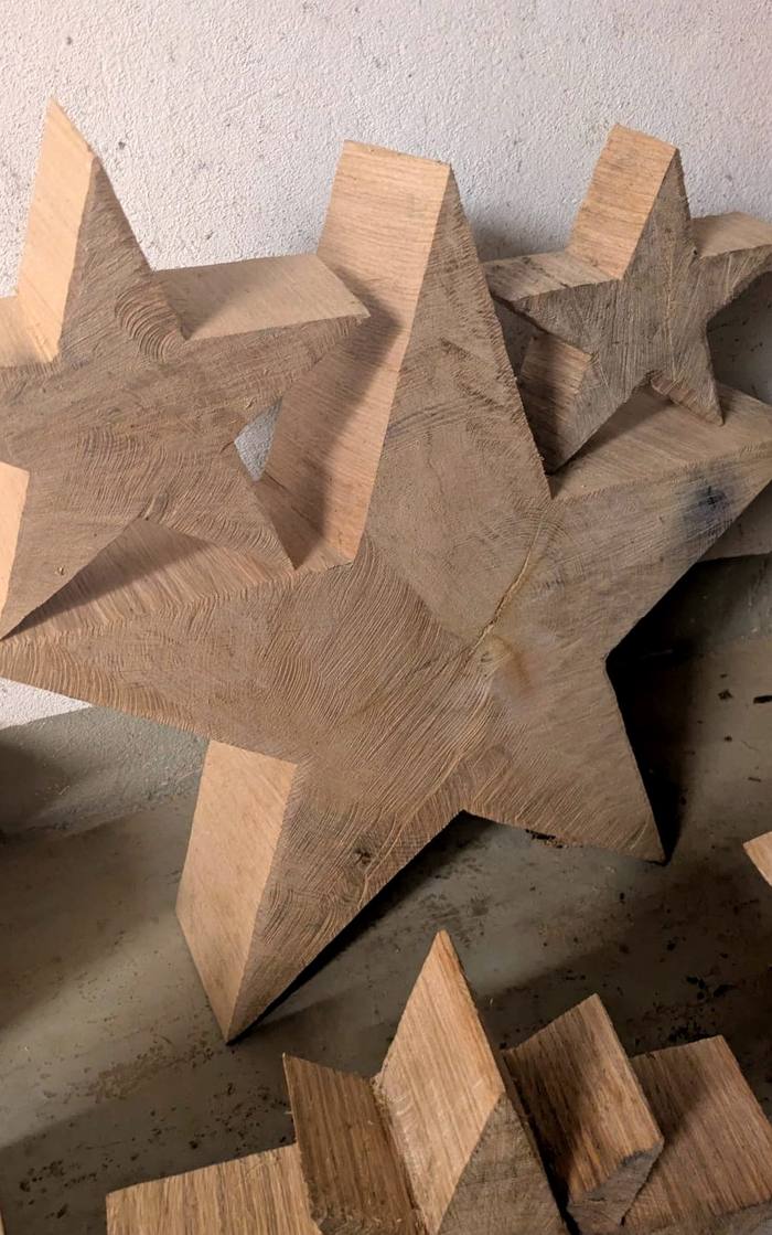 Dekorative Holzsterne aus massiver Eiche
