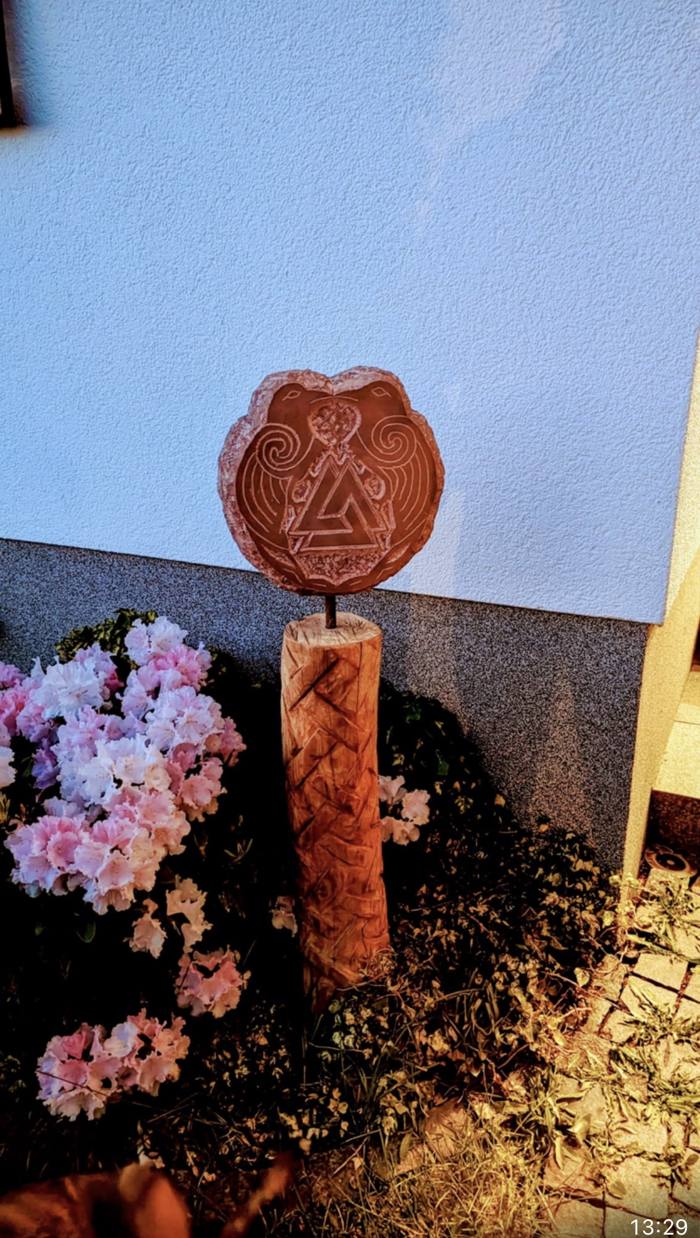Relief mit Valknut und keltischem Knoten auf geschnitztem Holzpfosten
