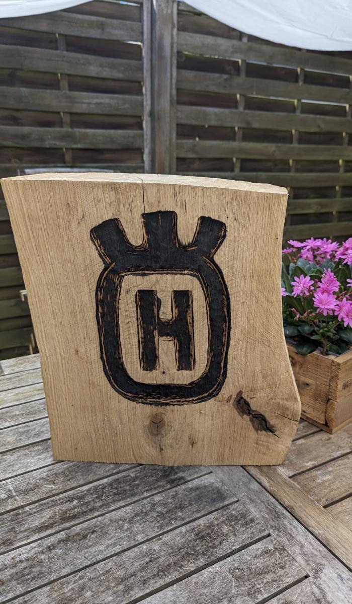 Eingebranntes Logo auf massivem Eichenblock